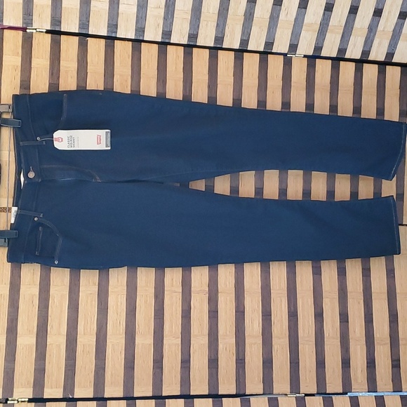 NWT!! Levi's skinny jeans - Picture 2 of 10
